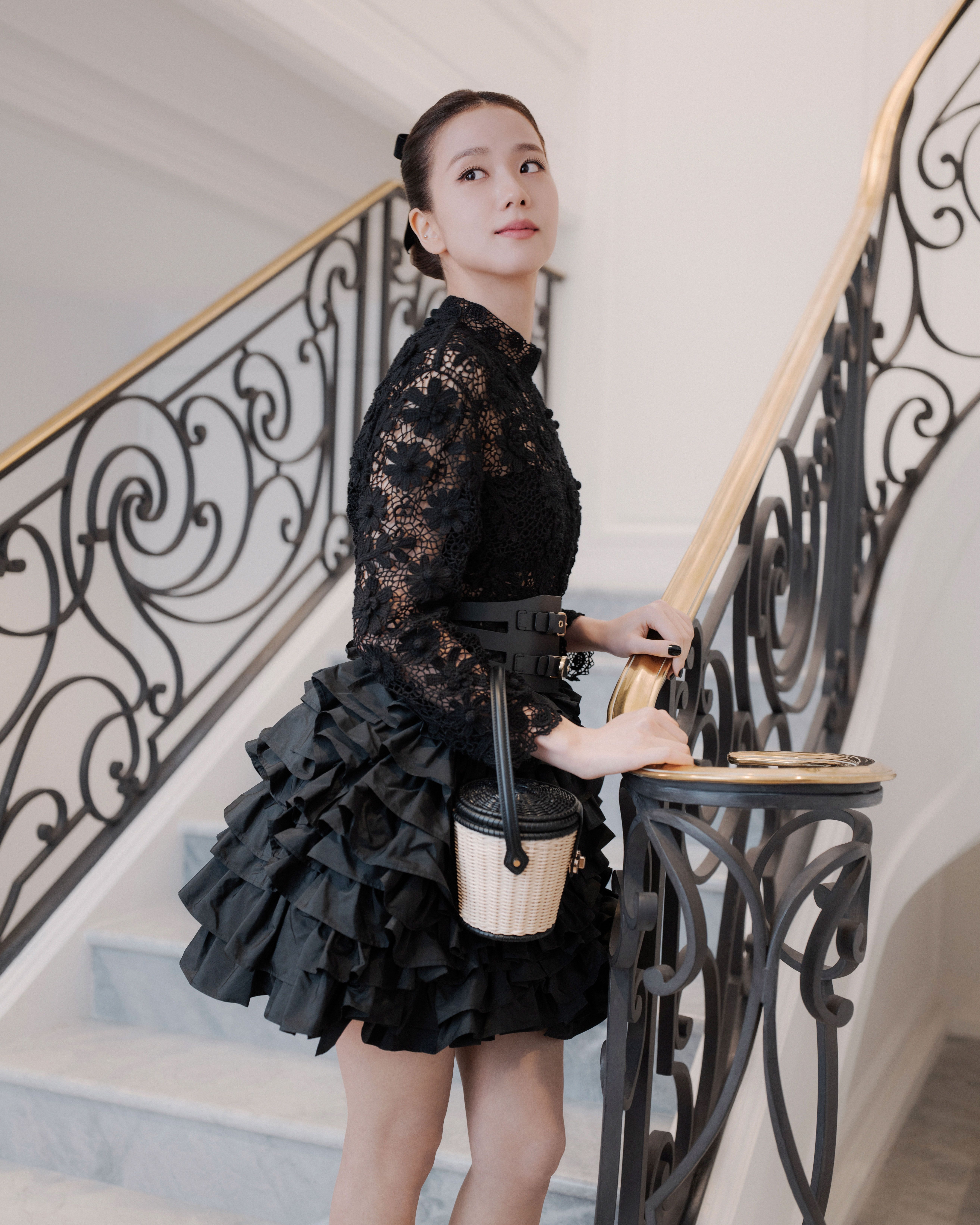 BLACKPINKs Jisoo Looked Like a ModernDay Audrey Hepburn at Diors Spring  2023 Haute Couture Show in Paris  See Photos  Teen Vogue